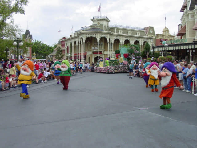 Disney's Magical Moments Parade - The Seven Dwarfs